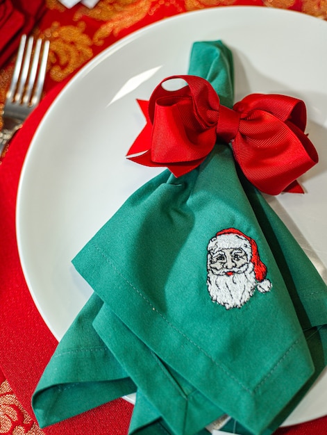 Christmas-decorated table with sophisticated Christmas accessories.