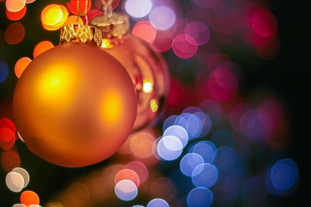 暗い背景のテキストのスペースに対してクリスマスの装飾
