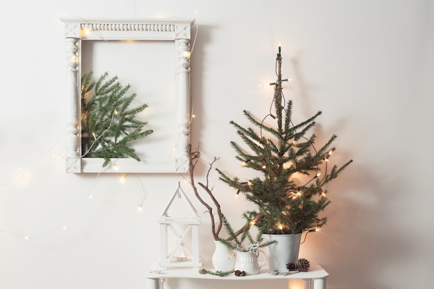 背景の白い壁のクリスマスの装飾