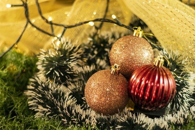 Palle di decorazione natalizia con luci di natale e sfondo giallo