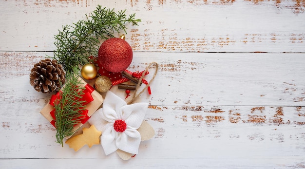 Banner di decorazione natalizia su fondo di legno bianco