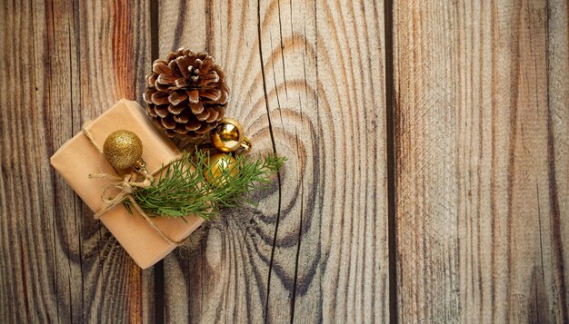 Banner di decorazione natalizia su fondo di legno bianco