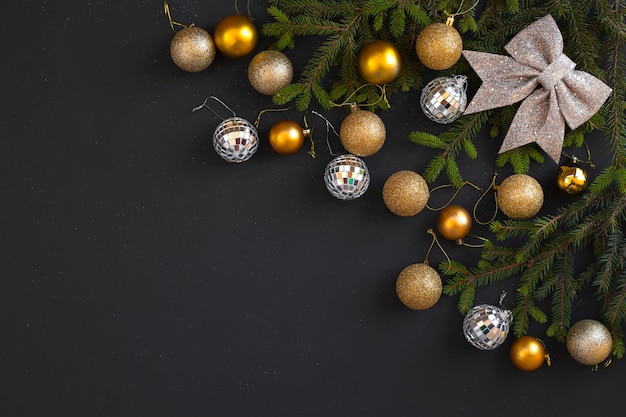 Decorazione natalizia su sfondo nero. buon natale e buone feste