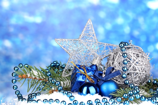 Foto decorazione di natale su sfondo blu