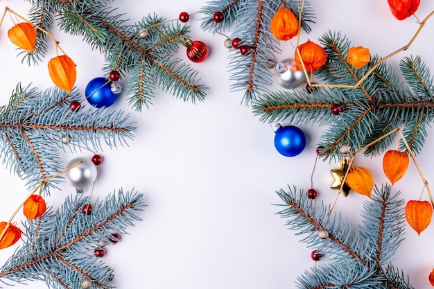 クリスマスの飾り、白い背景の上のクリスマス ツリーの枝。クリスマスカード。