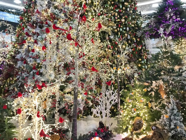 Foto decorazione natalizia decorata brillantemente alberi di natale mangiati con palle ghirlande piogge decorazione carina