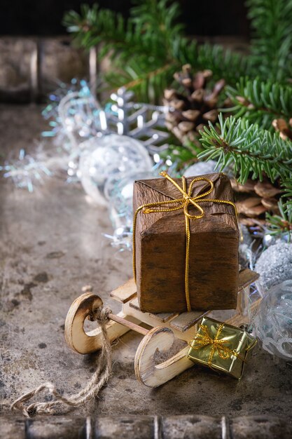 Scheda della decorazione di natale con i giocattoli e l'albero