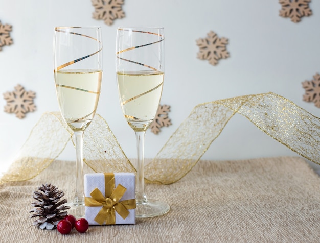 Foto decorazioni natalizie bicchieri da champagne e decorazioni in oro