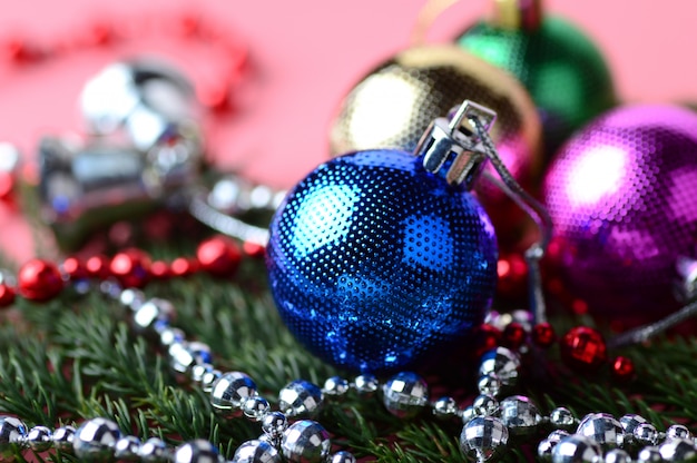 Decorazioni natalizie: palla di natale e ornamenti con il ramo dell'albero di natale