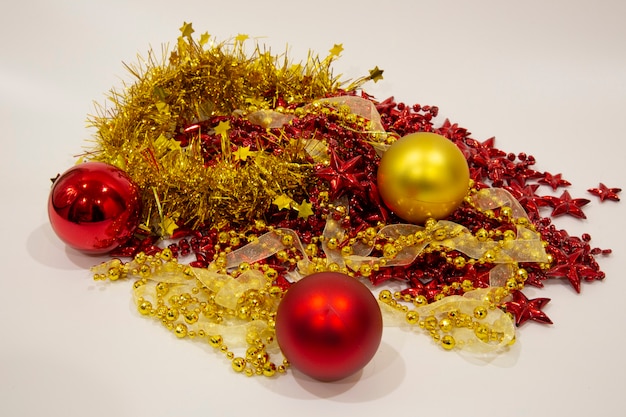 Рождественские украшения. Елочные шары украшены к празднику. Разноцветные аксессуары. Елочные игрушки в ожидании праздника