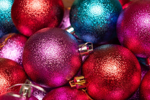 Photo christmas decoration close up. christmas red, pink and blue balls.