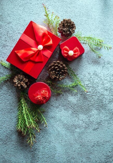 아름다운 빨간색 선물 상자가 있는 회색 콘크리트 배경의 크리스마스 장식 구성