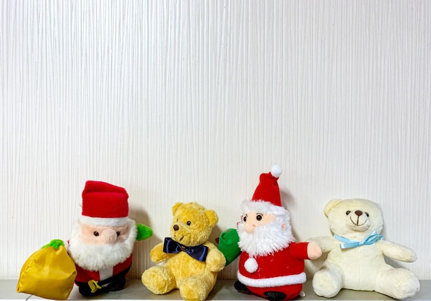 Кукла рождественского украшения изолирована на белом для фона рождественской открытки