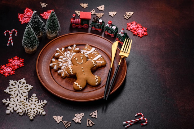Фото Элементы рождественского декора, а также пряники на коричневом бетонном фоне