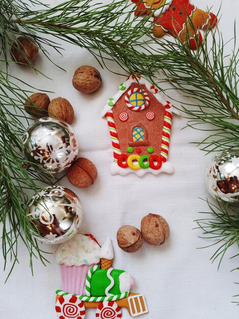 クリスマスの装飾とテーブル上の食べ物