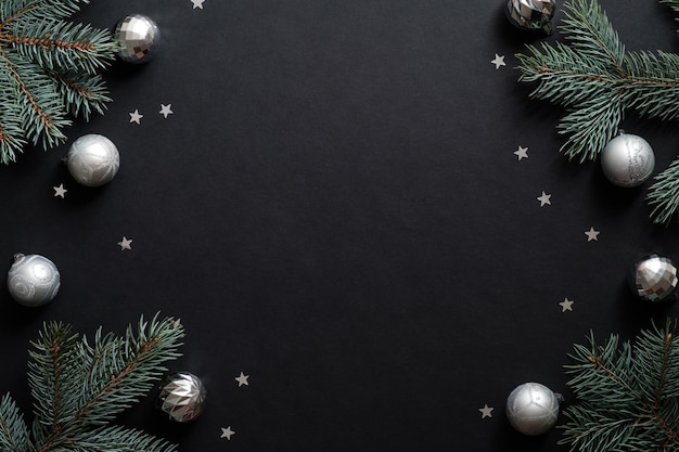 クリスマスの装飾が木にぶら下がっている