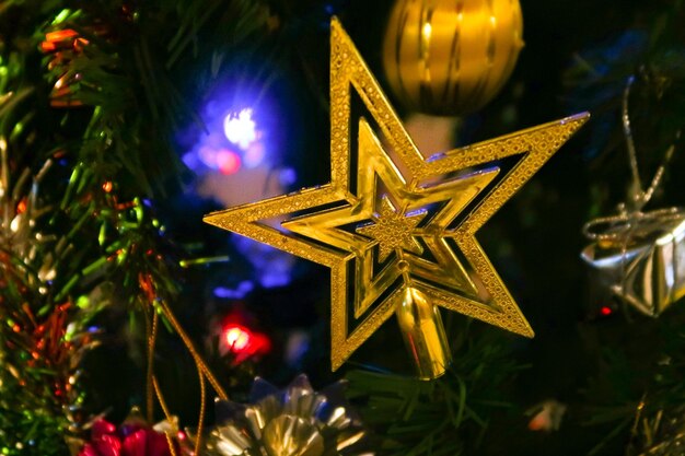 家の木にぶら下がっているクリスマス装飾