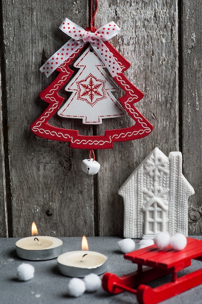 Photo christmas decoration hanging over wood