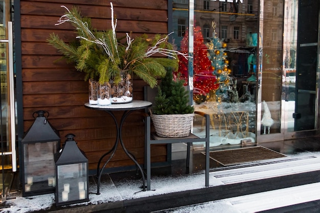 店の近くのクリスマスの装飾 トウヒ ライト 近代的な都市 明るい支店 ヨーロッパ アウトドア 観光 伝統的な 冬のドア 夕暮れ 屋外 小売 ショッピング スタイリッシュな窓