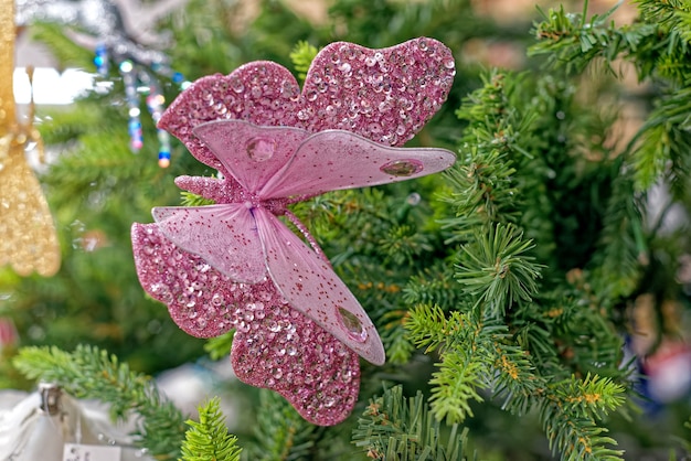 Фото Новогоднее украшение на искусственной елке