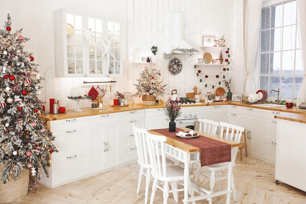 Фото Новогоднее украшение на кухню интерьер кухни праздники новогодний дизайн
