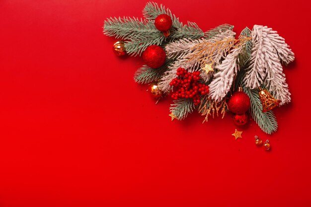 크리스마스 장식 및 복사 공간이 빨간색 배경에 소나무 새 해 인사말 카드 평면 누워