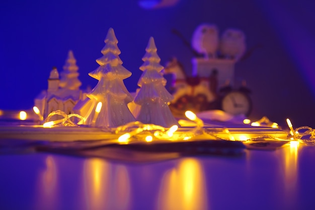 Foto decorazione di natale in luce notturna viola con scintillio arancione