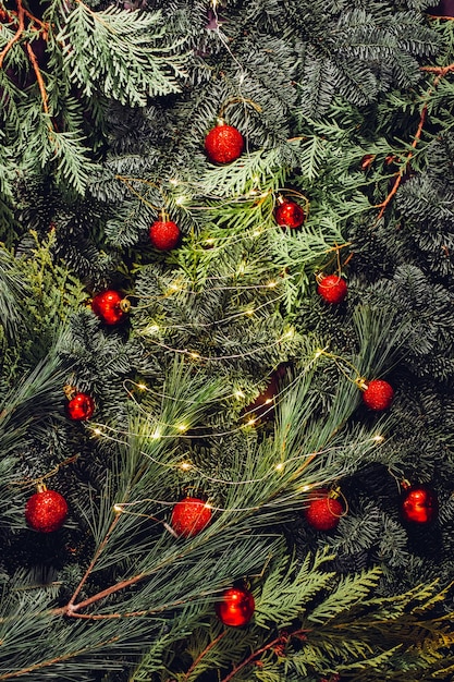 クリスマスの飾り、赤いボール、おもちゃ、モミの枝、花輪