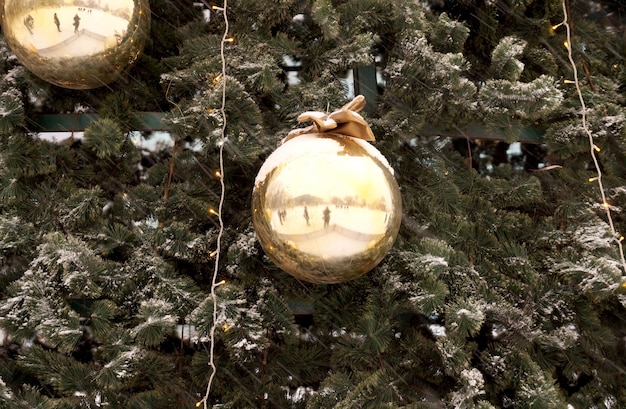 モミの木のショッピングセンターの球、弓、枝のクリスマスの装飾