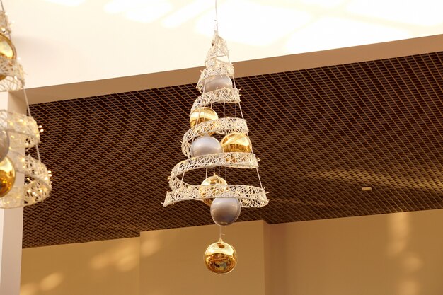 モミの木のショッピングセンターの球、弓、枝のクリスマスの装飾