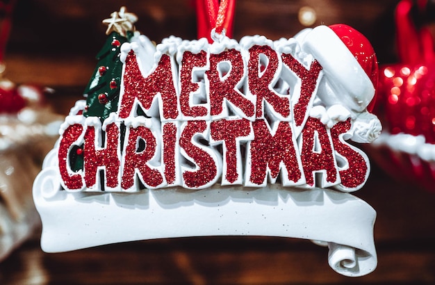 메리 크리스마스 텍스트와 함께 크리스마스 장식 기념품입니다. 설날을 위한 티니 선물