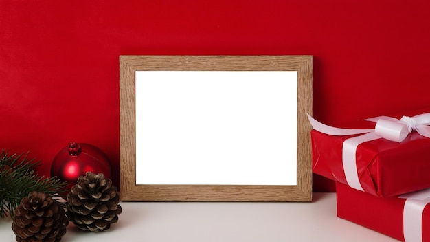 Foto decorazione natalizia sul tavolo contro la parete rossa