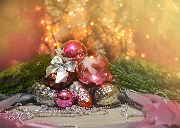 クリスマスの装飾のおもちゃや装飾品ヴィンテージクリスマスの装飾品ヴィンテージスタイルの色付きの写真