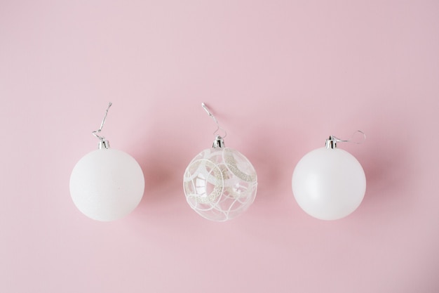 Photo christmas decoration: white glass christmas balls on pink