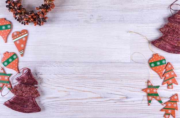 Foto decorazione di natale sulla tavola di legno bianca