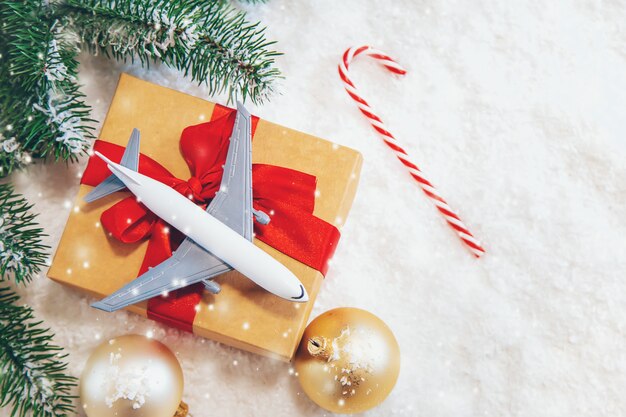 Decorazioni natalizie con aereo, concetto di viaggio per le vacanze