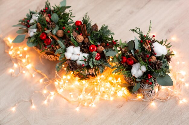 Новогоднее украшение с гвоздиками, хризантемами сантини, брунией и пихтой. Рождественское настроение и настроение
