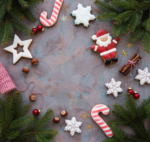 Decorazioni natalizie con biscotti