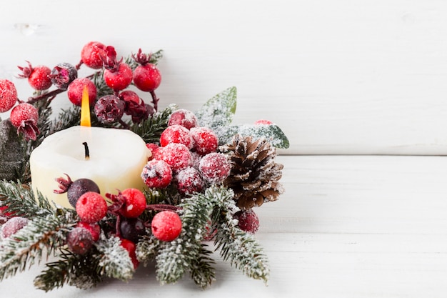 木の背景にモミの枝とクリスマスの装飾