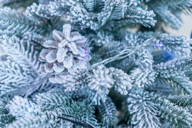 Foto decorazioni natalizie con ornamenti e fiori alzato albero di natale con giocattoli e ghirlande