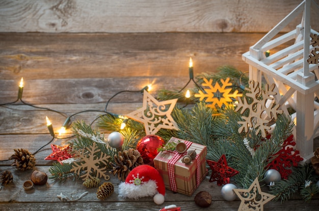 Decorazione di natale con la lanterna bianca su fondo di legno