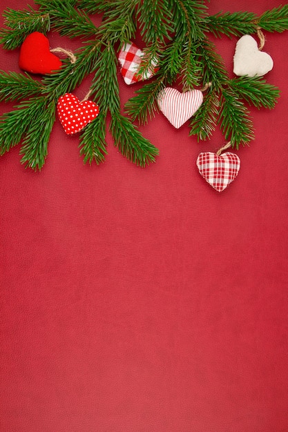 クリスマスの飾り、松の木、赤い背景の上のコピースペースが付いているギフトのクリスマスの装飾