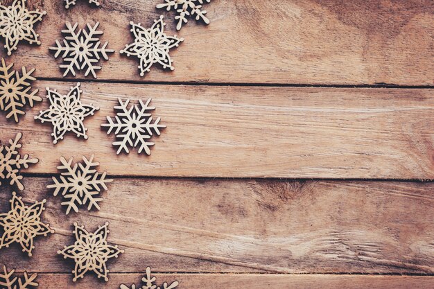 Photo christmas decoration on wood background and winter decoration with space.