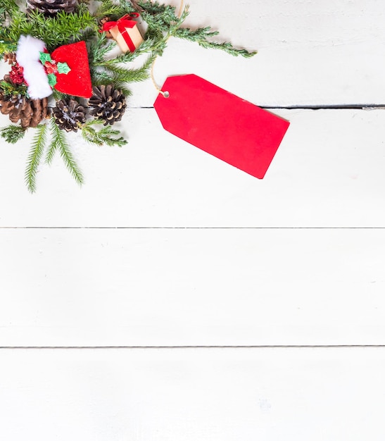 木の背景にクリスマスの装飾。冬の季節と新年あけましておめでとうございます。