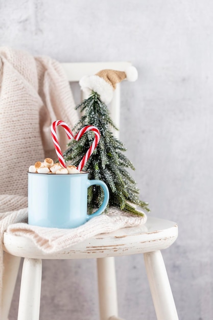 Foto decorazione di natale e sedia di legno