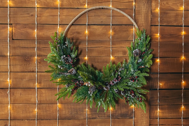 Photo christmas decoration, wreath of christmas trees with cones close-up decoration for home and doors