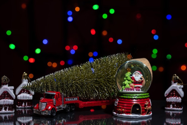 写真 クリスマスの装飾トレーラーにクリスマス ツリーとサンタとスノー グローブと赤い車