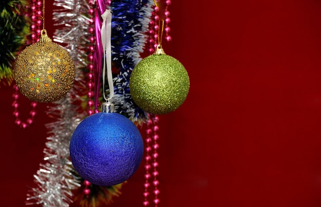 Photo christmas decorations against lights background . christmas balls .