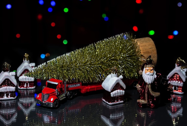 사진 크리스마스 장식과 트레일러에 크리스마스 트리가 있는 빨간 차