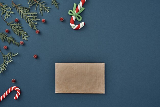 書くためのさまざまなオブジェクトと青い背景のクリスマスの装飾